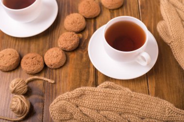 Ahşap üzerine kahve, mittens ve yulaf çerez