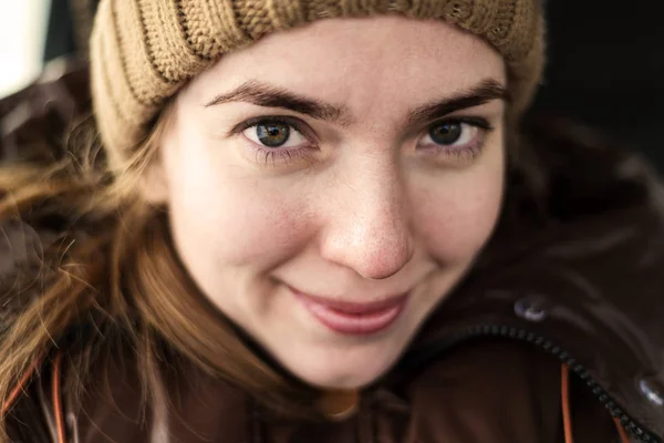 Selfie de femme heureuse dans un chapeau de laine — Photo