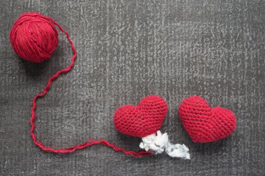 Bir grunge gemide iki dantelli kırmızı kalp