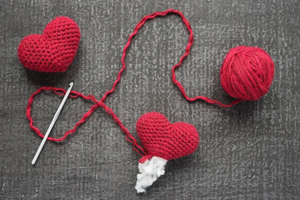 Bir grunge tahtada dantelli kırmızı Kalpler