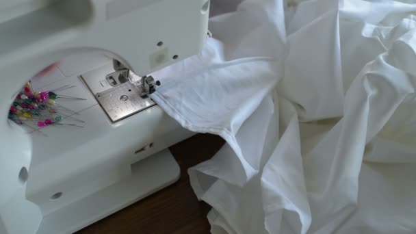 Een wit vel naaien — Stockvideo