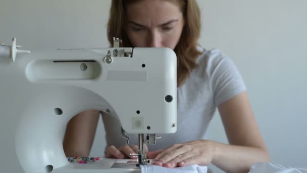 Mujer cose en la máquina de coser — Vídeos de Stock