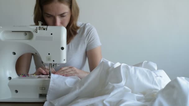 Mujer trabajando en la máquina de coser — Vídeo de stock