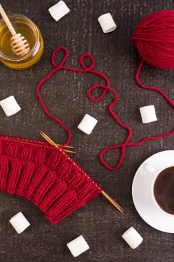 Kahve, örgü ve marsh-mallows ile kompozisyon