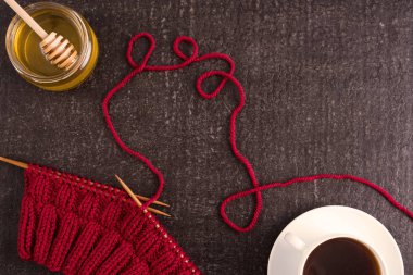 Kahve, bal ve örgü ile kompozisyon