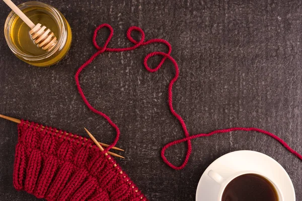 Kahve, bal ve örgü ile kompozisyon