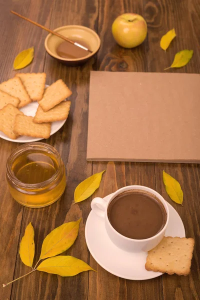Composición otoñal con café y hojas — Foto de Stock