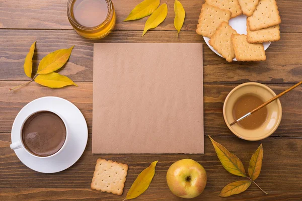 Composición otoñal con café y hojas Fotos de stock libres de derechos