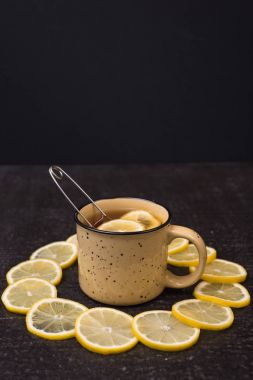 Siyah bir zemin üzerine limon çayı