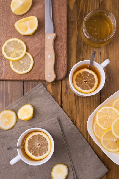 Composição com chá de limão em uma mesa de madeira — Fotografia de Stock