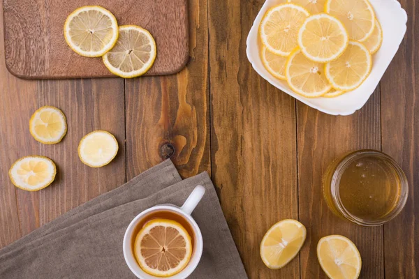 Composición con té de limón sobre una mesa de madera —  Fotos de Stock