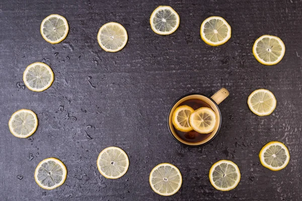 Citronte på en svart bakgrund — Stockfoto