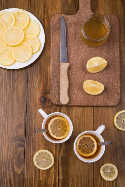 Composición con té de limón sobre una mesa de madera Imágenes de stock libres de derechos