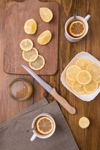 Composición con té de limón sobre una mesa de madera —  Fotos de Stock