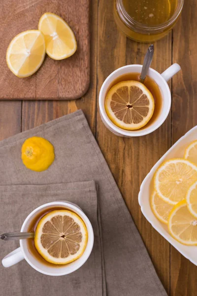 Limon çayı üzerinde ahşap bir masa ile kompozisyon