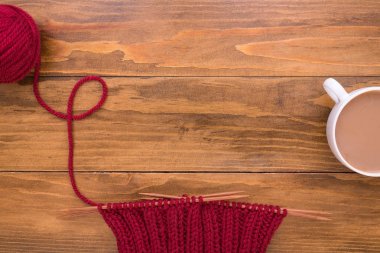 Kahve ve kırmızı ahşap arka plan üzerinde örgü