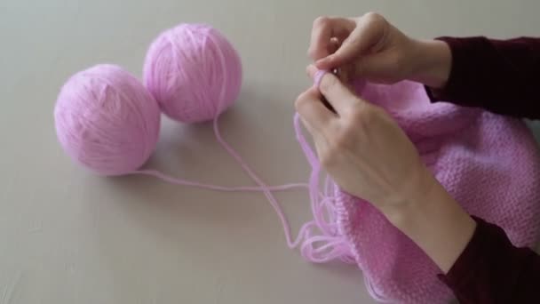 Female hands knitting a pink sweater — Stock Video