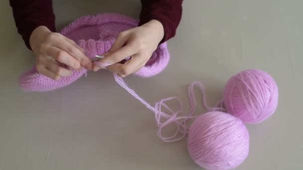 Вязание розового свитера — стоковое видео