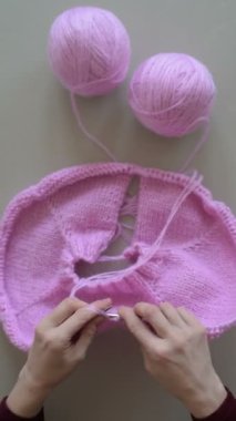 Eller kadın pembe iplik örgü
