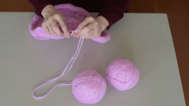 Woman knitting pink yarn — Stock Video