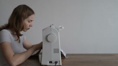 Güzel kadın bir yastık kılıfı dikiş