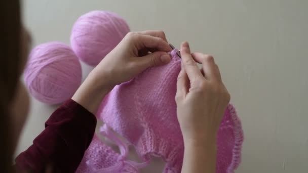 Nahaufnahme eines Strickprozesses — Stockvideo