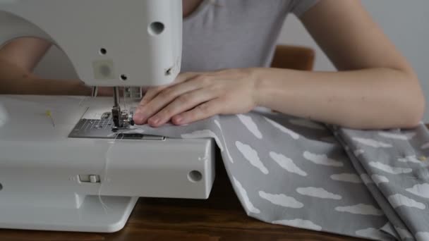 Close up van een vrouw die een kussensloop naaien — Stockvideo