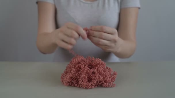 Mujer agarrando el hilo de terracota — Vídeos de Stock