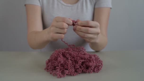 Woman clewing the pink yarn up — Stock Video