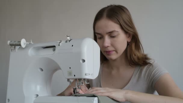 Женщина работает на швейной машине — стоковое видео