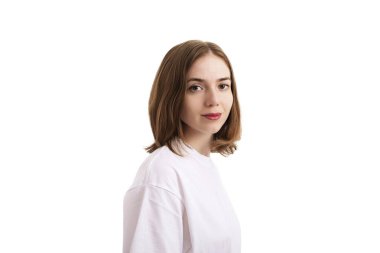 Beyaz tenli güzel sarışın kadın.