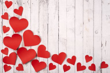 Ahşap zemin üzerinde kalpleri olan düz bir kompozisyon