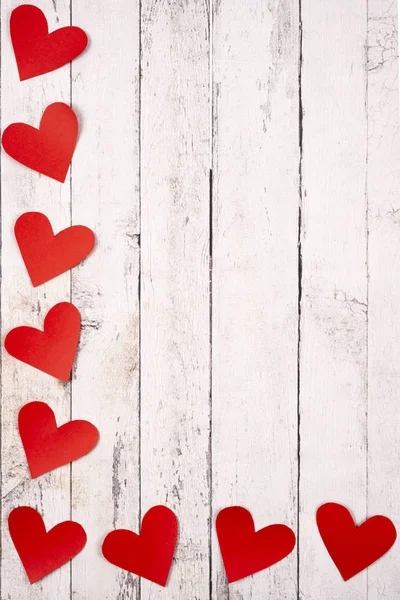 Composición plana con corazones sobre un fondo de madera — Foto de Stock