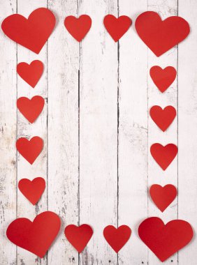 Ahşap zemin üzerinde kalpleri olan düz bir kompozisyon