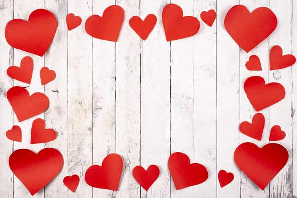 Composición plana con corazones sobre un fondo de madera — Foto de Stock