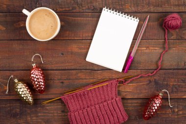 Örgü örme, kahve ve kopyalama alanı olan düz bir arkaplan