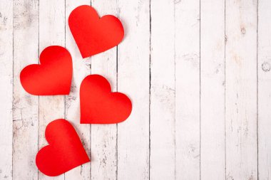 Ahşap zemin üzerinde kalpleri olan düz bir kompozisyon