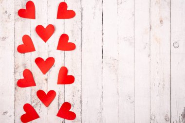 Ahşap zemin üzerinde kalpleri olan düz bir kompozisyon