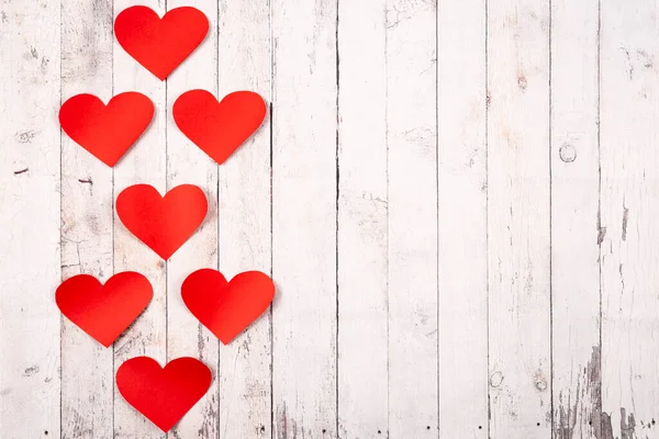 Composición plana con corazones sobre un fondo de madera —  Fotos de Stock