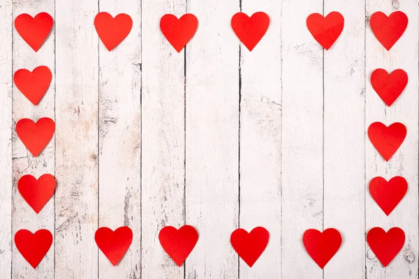 Composición plana con corazones sobre un fondo de madera —  Fotos de Stock