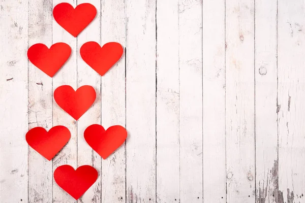Плоская композиция с сердцами на деревянном фоне Стоковое Изображение
