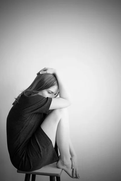 Monokróm portré a depresszióban szenvedő fiatal, gyönyörű nőről — Stock Fotó