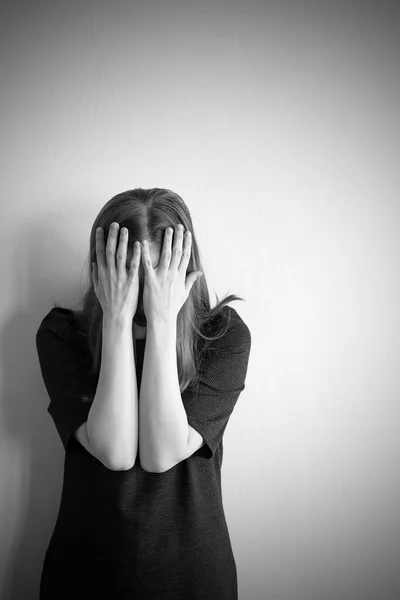 우울증에 걸린 아름다운 여자의 모노크롬 사진 스톡 이미지
