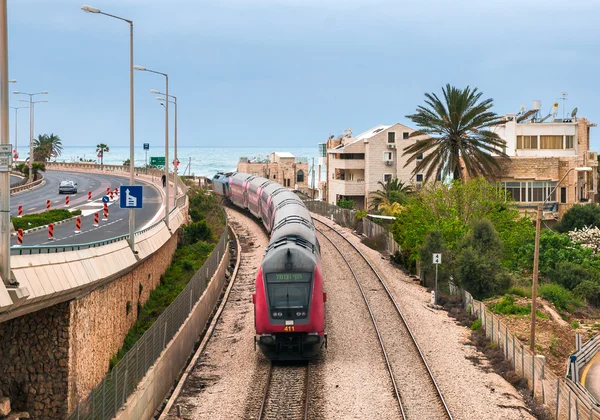 El tren llega a la ciudad de Haifa . — Foto de Stock