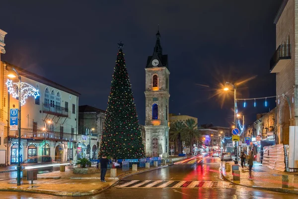 Árvore de Natal na entrada da cidade velha . — Fotografia de Stock