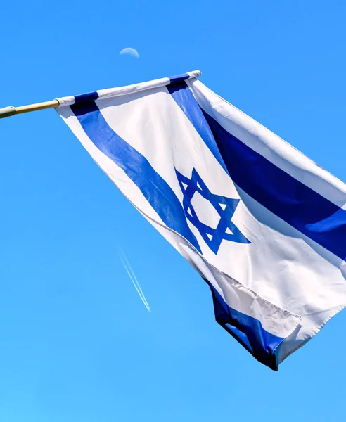 A bandeira israelense está se desenvolvendo no fundo do céu azul . — Fotografia de Stock