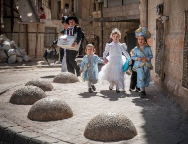 Jerusalem, İsrail - 06 Mart 2015: Purim Mea Shearim Mahallesi.