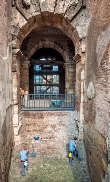 Řím, Itálie – 28 října 2013: Restaurátorské práce v Colosseu — Stock fotografie