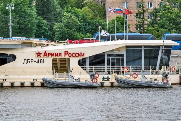 Rusland, Moskou - 14 juli 2017: Rivier ligplaats op de Moskva-Rive — Stockfoto