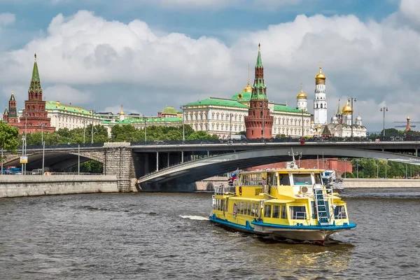 RUSIA, MOSCÚ - 14 de julio de 2017: Gran puente Kamenny . — Foto de Stock